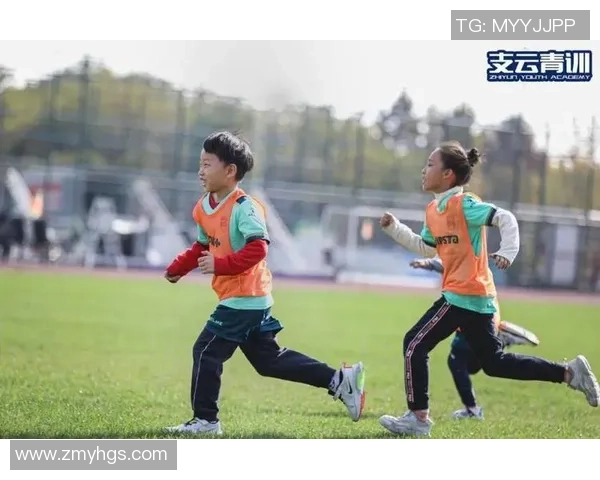 足球明星与孩子们的温馨瞬间分享，感受亲情与快乐的完美结合